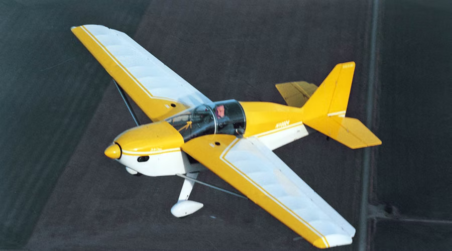A RANS S-9 Chaos Viper banking in flight